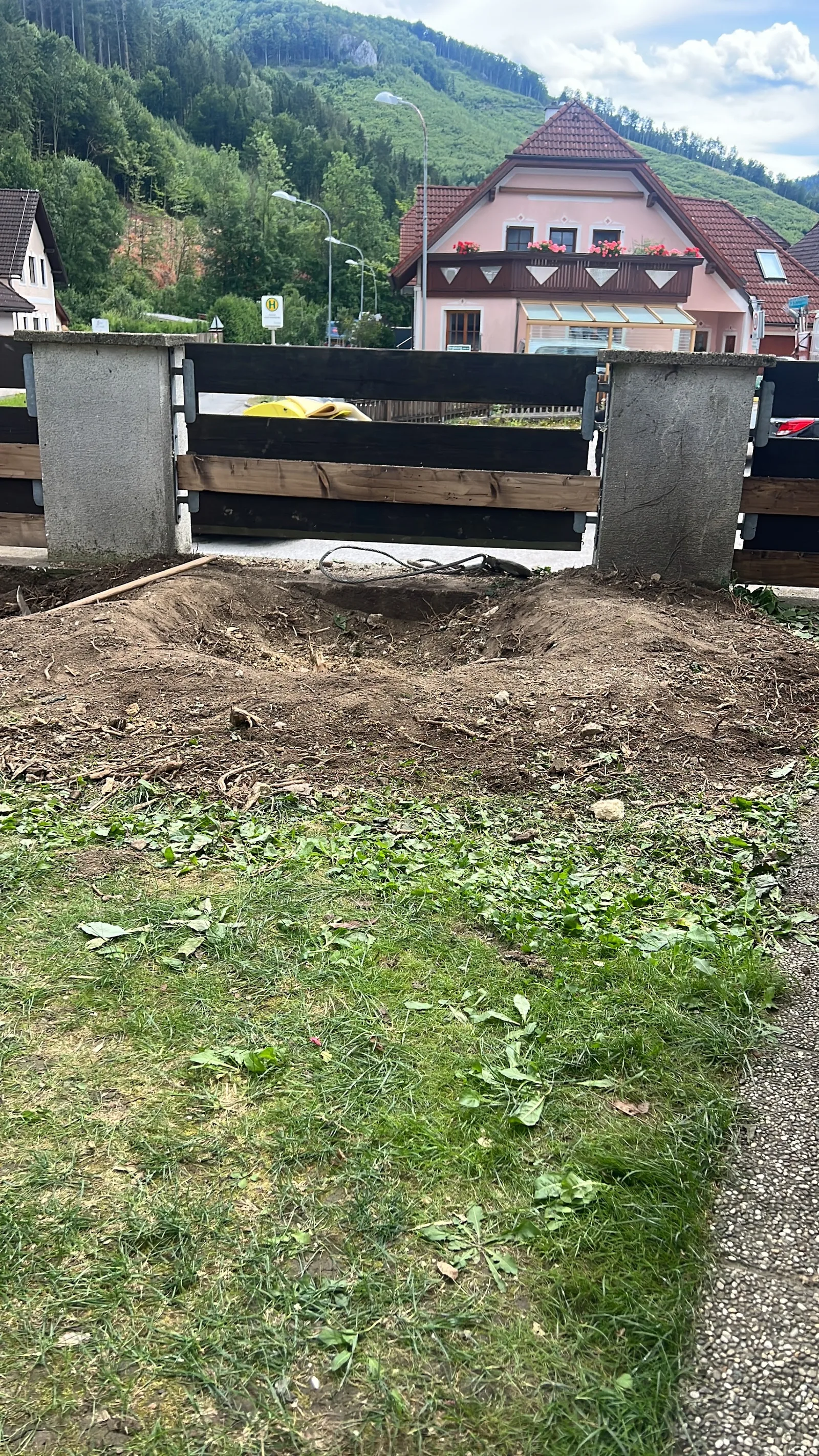 Ausgehobene Stelle vor einem Gartenzaun