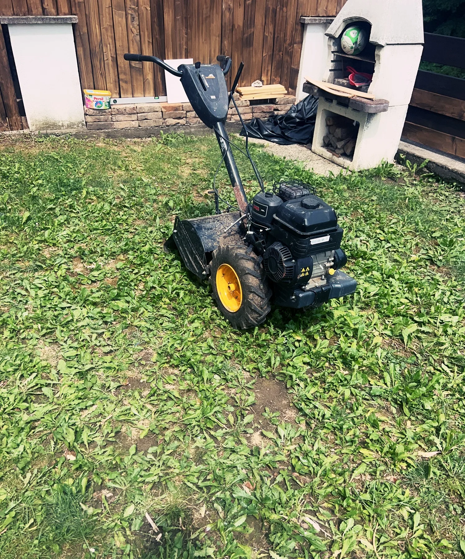 Gartenfräse auf einer zu bearbeitenden Gartenfläche
